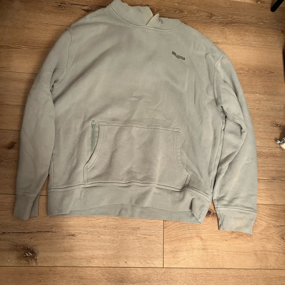 Hollister Men's Light Gray Crewneck Sweater